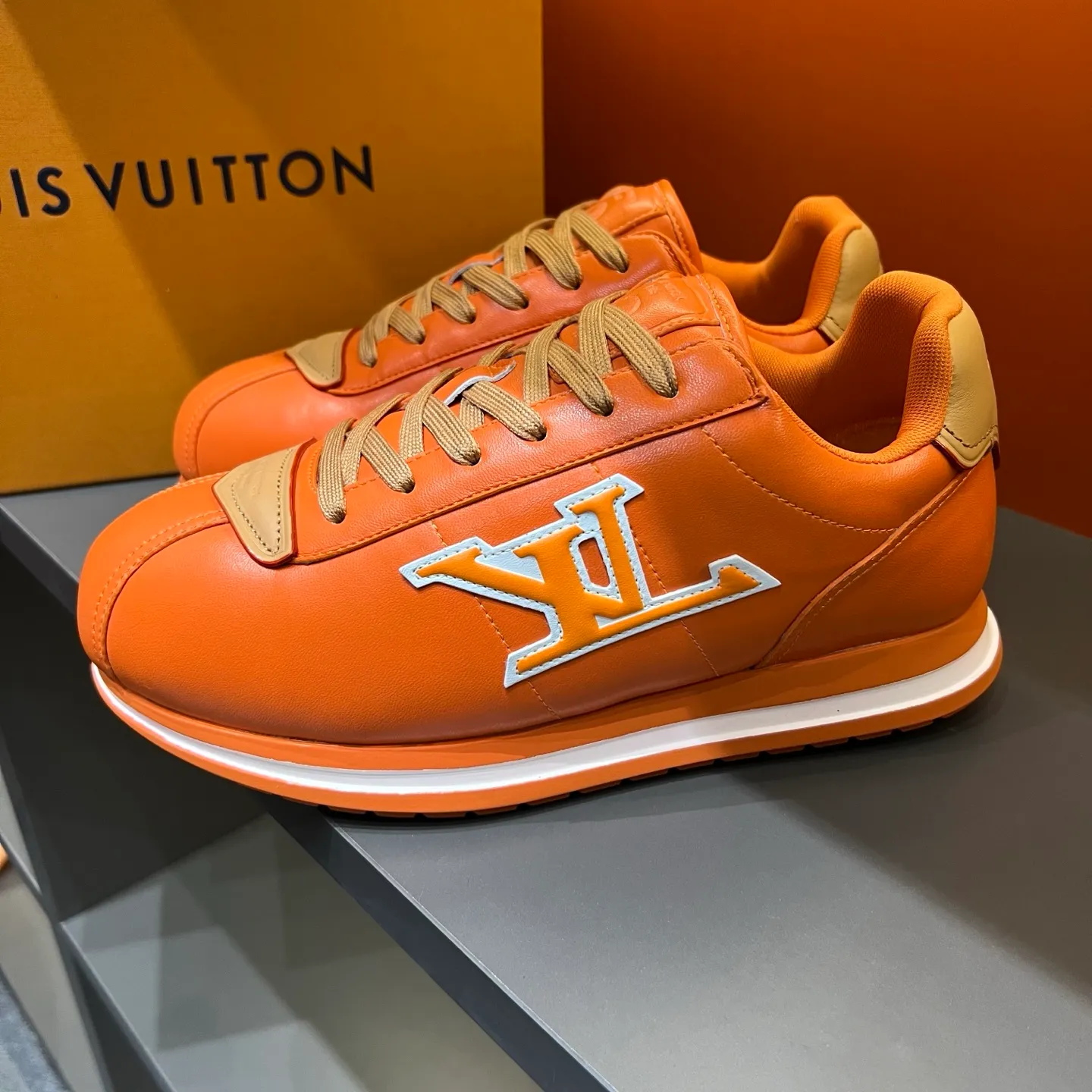 P540 Size 38-45 LV 🫏The colorful interpretation of BUTTERSOFT sneakers combines sheepskin, The colorful interpretation of LV BUTTERSOFT sneakers combines sheepskin and calfskin, bringing a super soft feel. Designed by Pharrell Williams, this '60s-inspired shoe features a padded upper that's been crafted by Louis Vuitton craftsmen to further enhance the comfort of the leather. In addition to the LV initials, it features multiple signatures, including natural leather trim and an embossed pattern of Pharrell Williams and lobster on the side, referencing the Fall/Winter 2025 men’s show. A must-have artifact for fashionistas✅